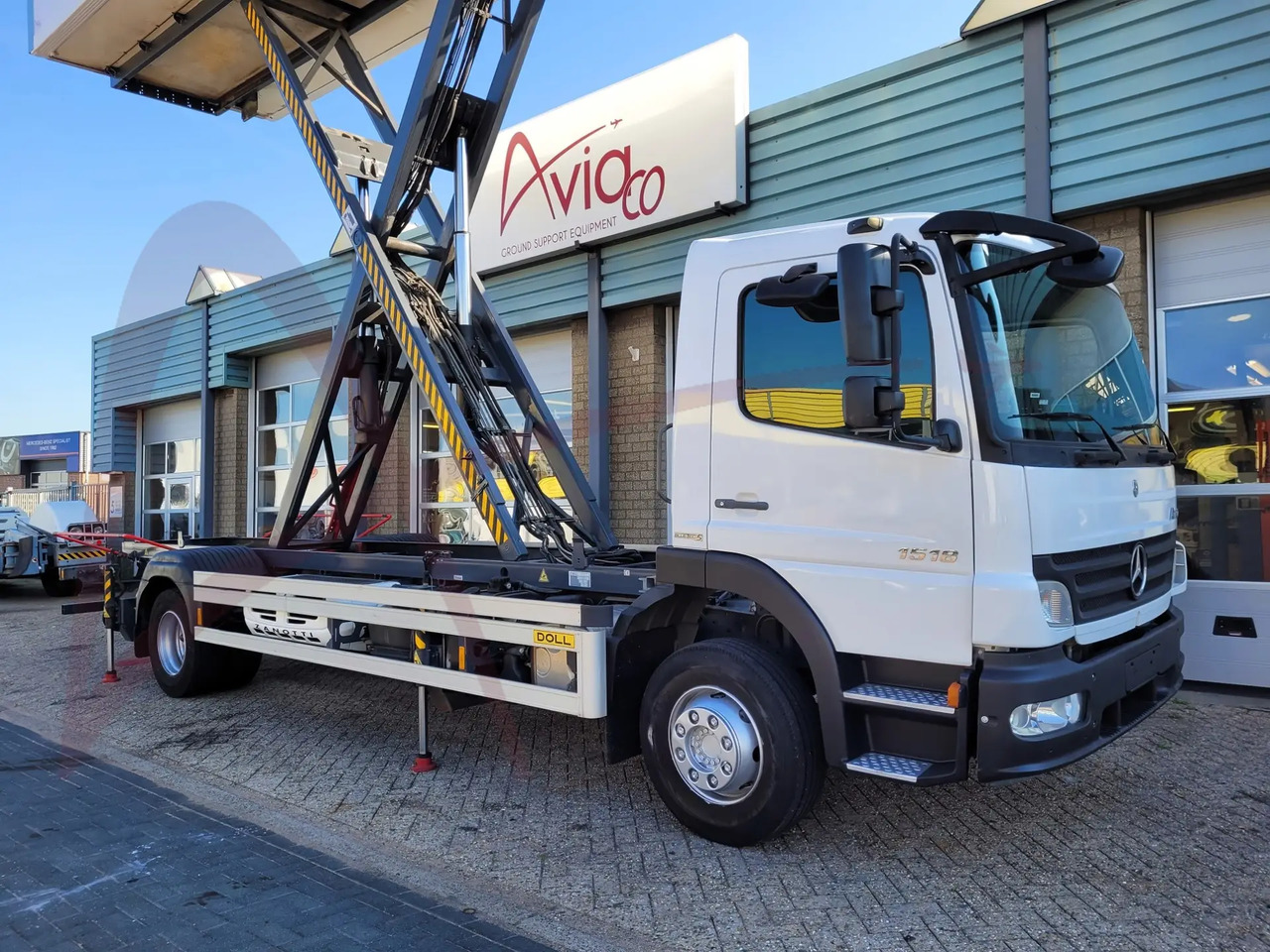 DOLL X-CAT U79.15S045.00 - Camion de catering: photos 3 DOLL X-CAT U79.15S045.00 - Camion de catering: photos 3