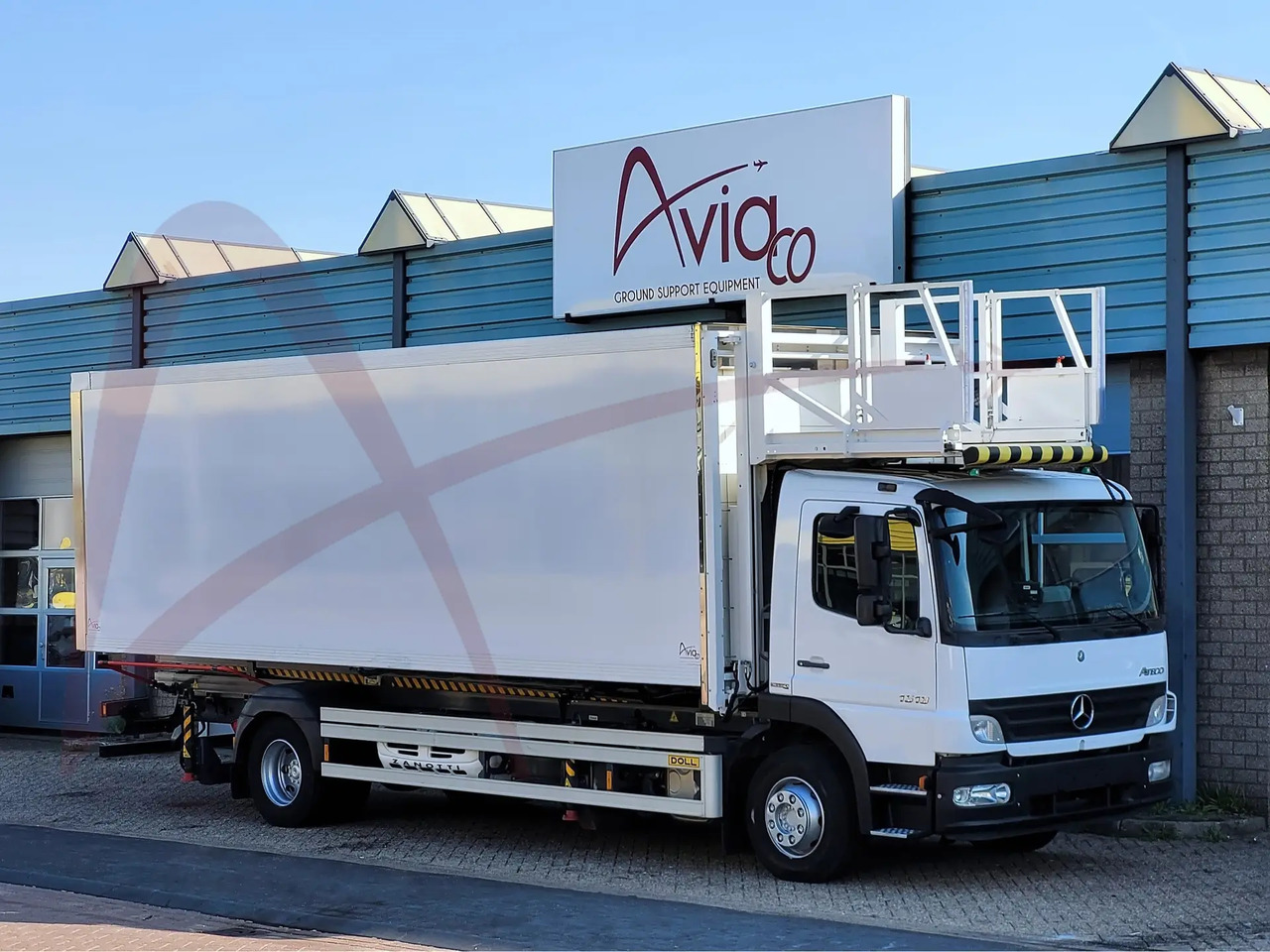 DOLL X-CAT U79.15S045.00 - Camion de catering: photos 1 DOLL X-CAT U79.15S045.00 - Camion de catering: photos 1