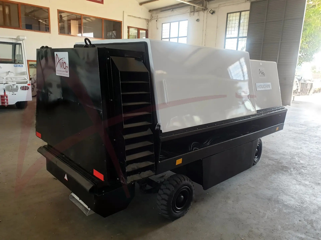 HOUCHIN C690-140 - Groupe électrogène au sol: photos 1 HOUCHIN C690-140 - Groupe électrogène au sol: photos 1