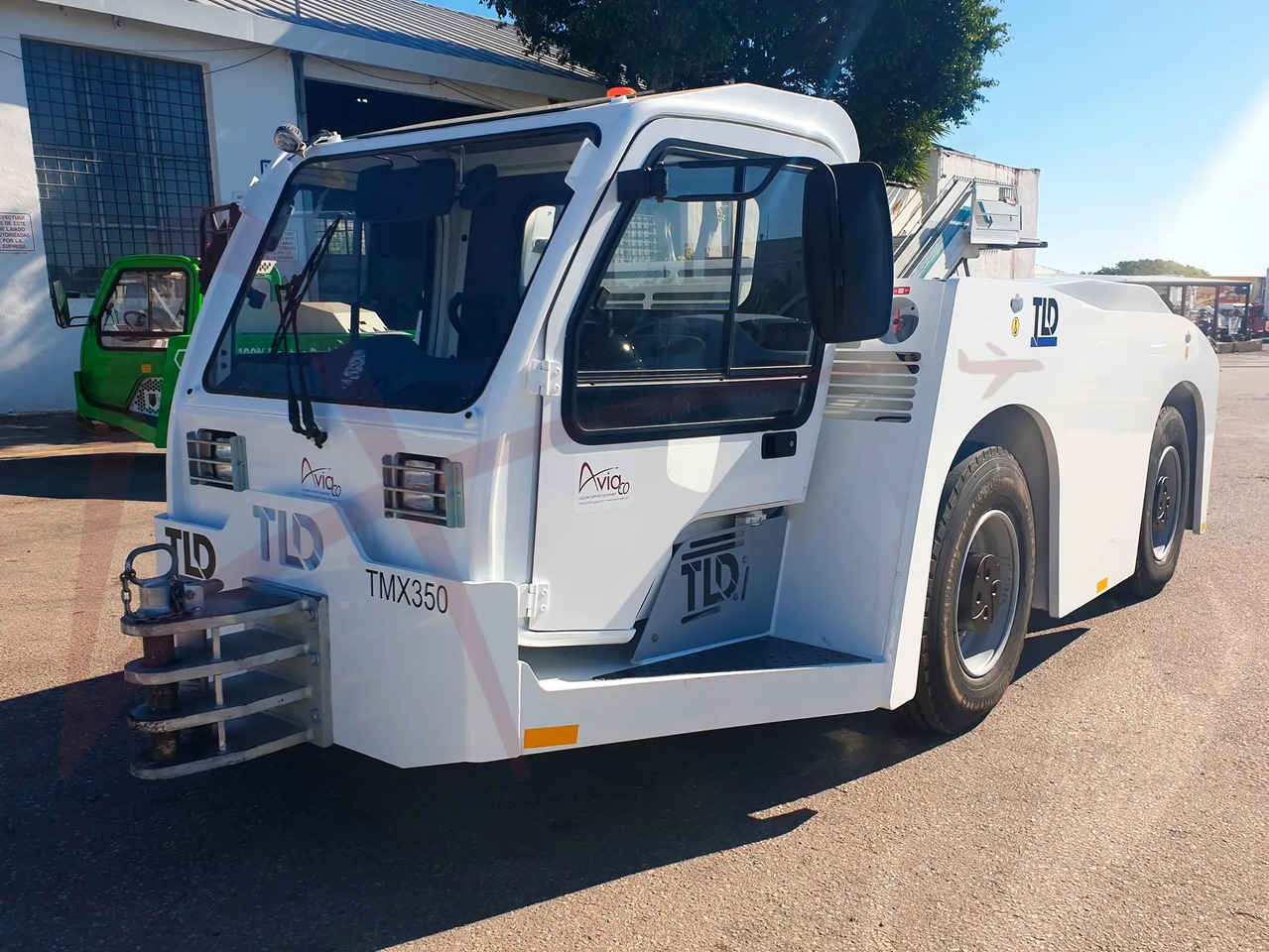 TLD TMX 350-28 - Tracteur d'avions: photos 1 TLD TMX 350-28 - Tracteur d'avions: photos 1