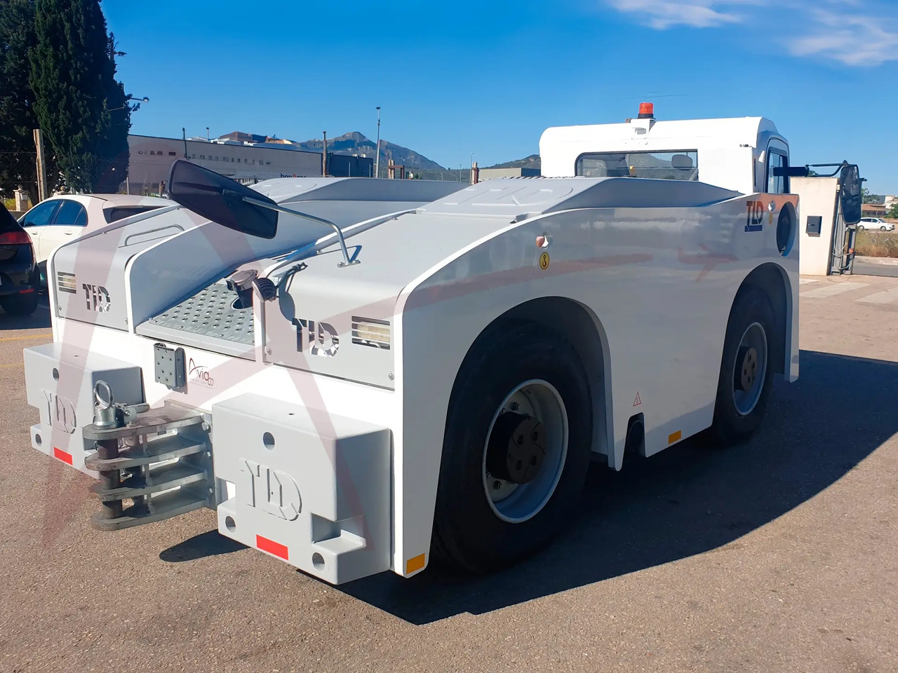 TLD TMX 350-28 - Tracteur d'avions: photos 2 TLD TMX 350-28 - Tracteur d'avions: photos 2