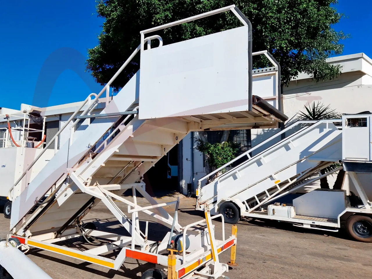 YUMBO ERP-RM-I - Escalier d'embarquement: photos 1 YUMBO ERP-RM-I - Escalier d'embarquement: photos 1