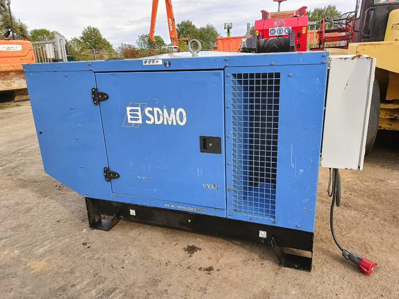 SDMO J 44 K 44kva 64 A 35 kw generator aggregaat silent - Groupe électrogène: photos 1 SDMO J 44 K 44kva 64 A 35 kw generator aggregaat silent - Groupe électrogène: photos 1