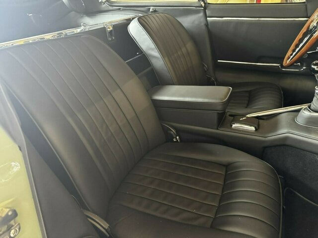 Voiture JAGUAR E-Type 4.2 Litre Series 1.5 FHC makellos!...: photos 13
