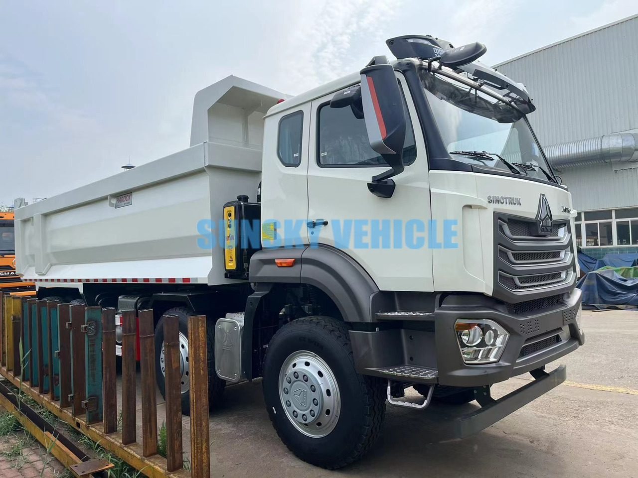 HOWO 8X4 dump truck - Camion benne: photos 2 HOWO 8X4 dump truck - Camion benne: photos 2