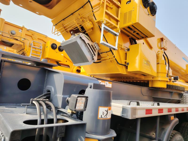 Grue mobile XCMG Factory 180 Ton Used QY180K5C Telescopic Boom Truck Mounted Crane Price List: photos 6