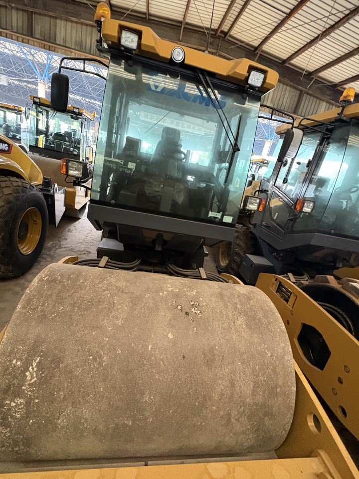 XCMG Used XS83 8 ton small single drum compactor road roller with diesel engine - Rouleau compresseur: photos 4 XCMG Used XS83 8 ton small single drum compactor road roller with diesel engine - Rouleau compresseur: photos 4