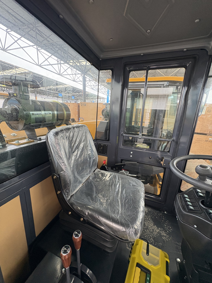 XCMG XS600J 6 ton small single drum Vibratory road Roller - Rouleau compresseur: photos 5 XCMG XS600J 6 ton small single drum Vibratory road Roller - Rouleau compresseur: photos 5