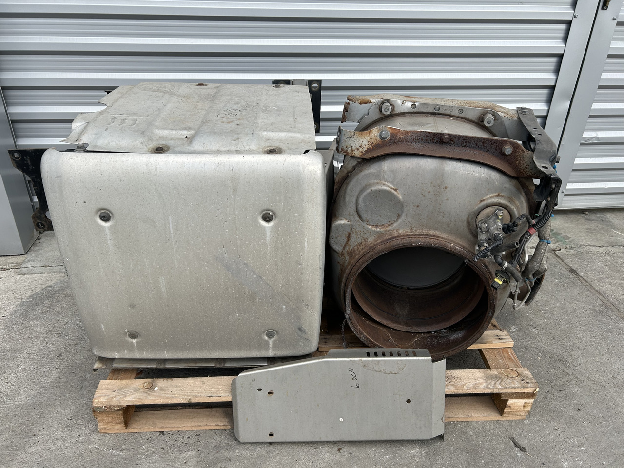 DAF CATALYTIC CONVERTER FOR DAF XF 106 BDF - Catalyseur: photos 1 DAF CATALYTIC CONVERTER FOR DAF XF 106 BDF - Catalyseur: photos 1