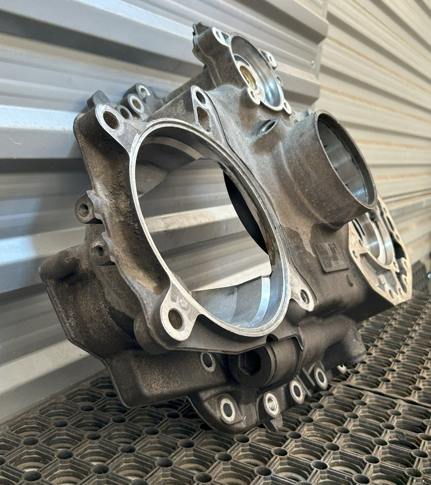 MERCEDES-BENZ AROCS MP4 GEARBOX REAR COVER G330-12 - Boîte de vitesse et pièces: photos 2 MERCEDES-BENZ AROCS MP4 GEARBOX REAR COVER G330-12 - Boîte de vitesse et pièces: photos 2