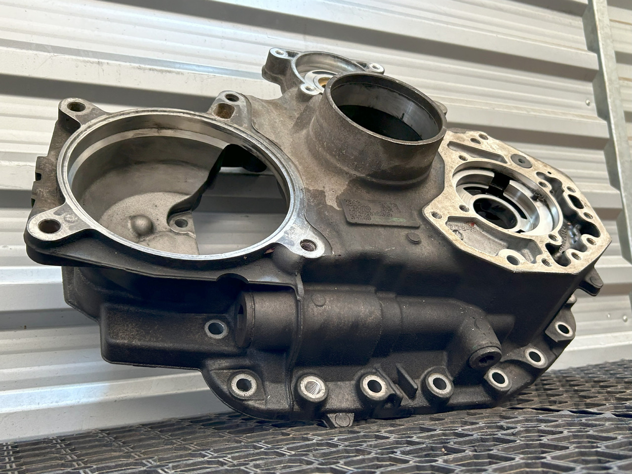 MERCEDES-BENZ AROCS MP4 GEARBOX REAR COVER G330-12 - Boîte de vitesse et pièces: photos 3 MERCEDES-BENZ AROCS MP4 GEARBOX REAR COVER G330-12 - Boîte de vitesse et pièces: photos 3