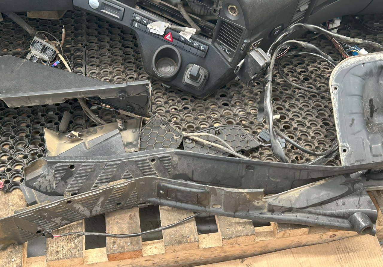 MERCEDES-BENZ KOMPLETNA PRZEKŁADKA WNĘTRZA - DESKA KONSOLA DO ANGLIKA MERCEDES AROCS MP4 - Cabine: photos 2 MERCEDES-BENZ KOMPLETNA PRZEKŁADKA WNĘTRZA - DESKA KONSOLA DO ANGLIKA MERCEDES AROCS MP4 - Cabine: photos 2