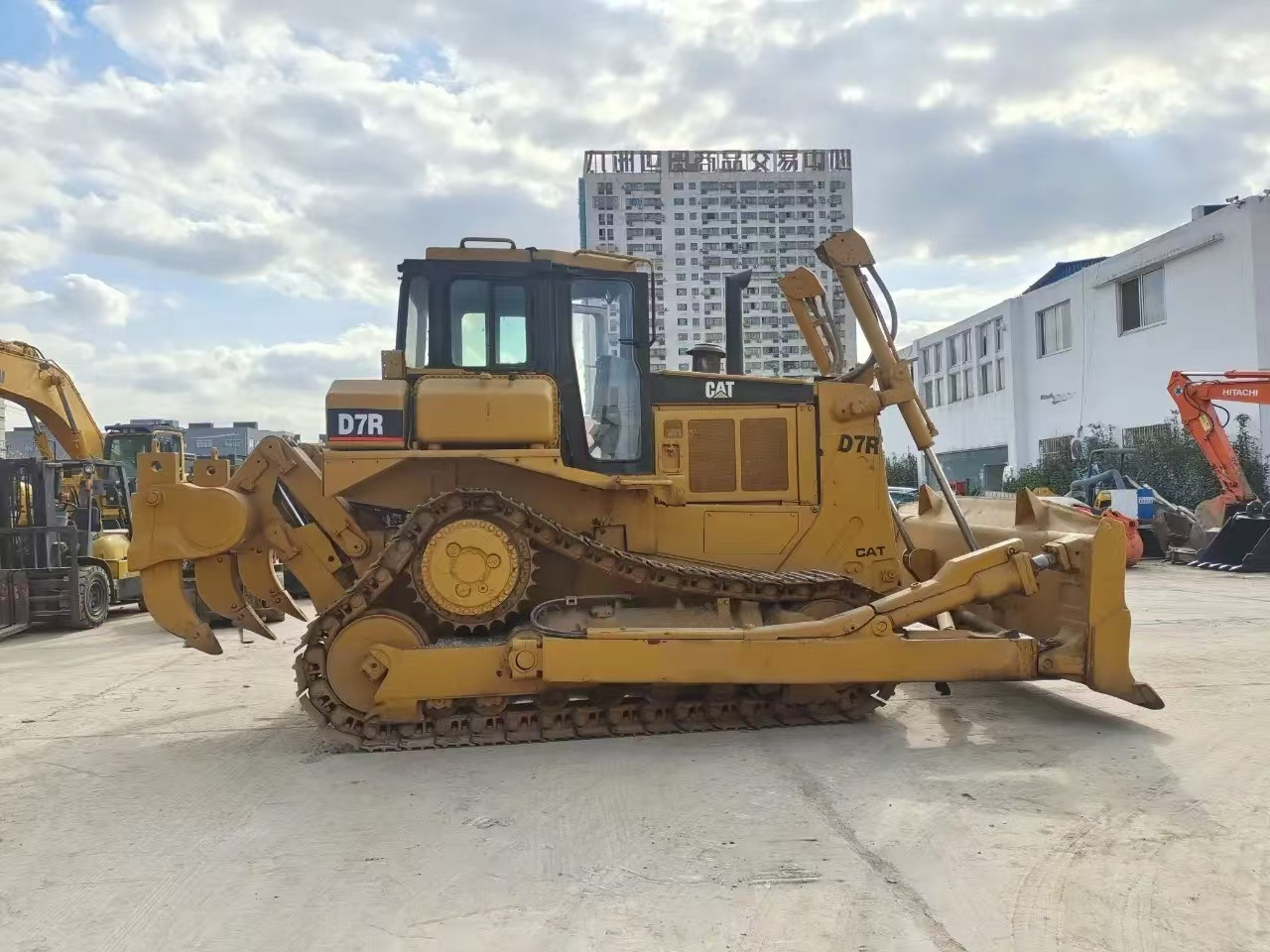 Caterpillar Secondhand Bulldozer CAT D7R Japan Origin Tracked Tractor - Bulldozer: photos 2 Caterpillar Secondhand Bulldozer CAT D7R Japan Origin Tracked Tractor - Bulldozer: photos 2