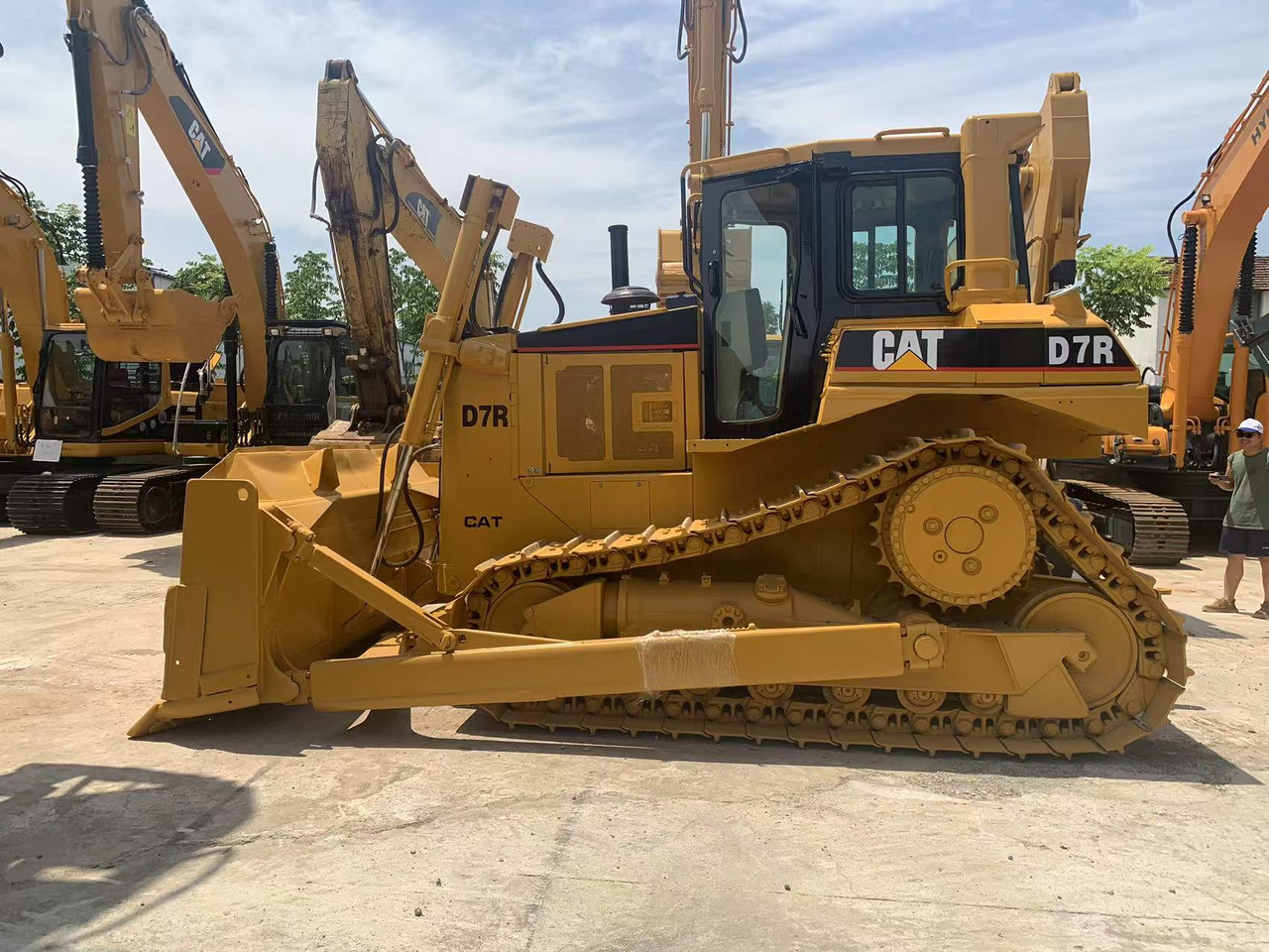 Caterpillar Tracked Tractor CAT D6R, D7R, D8R with Triangle Track - Bulldozer: photos 2 Caterpillar Tracked Tractor CAT D6R, D7R, D8R with Triangle Track - Bulldozer: photos 2