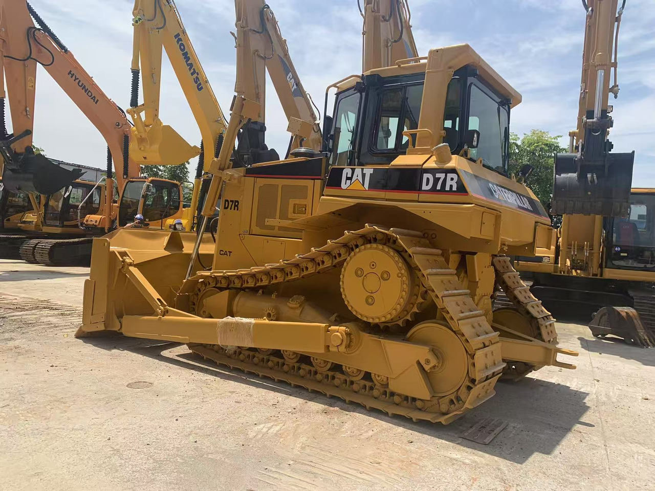 Caterpillar Tracked Tractor CAT D6R, D7R, D8R with Triangle Track - Bulldozer: photos 3 Caterpillar Tracked Tractor CAT D6R, D7R, D8R with Triangle Track - Bulldozer: photos 3
