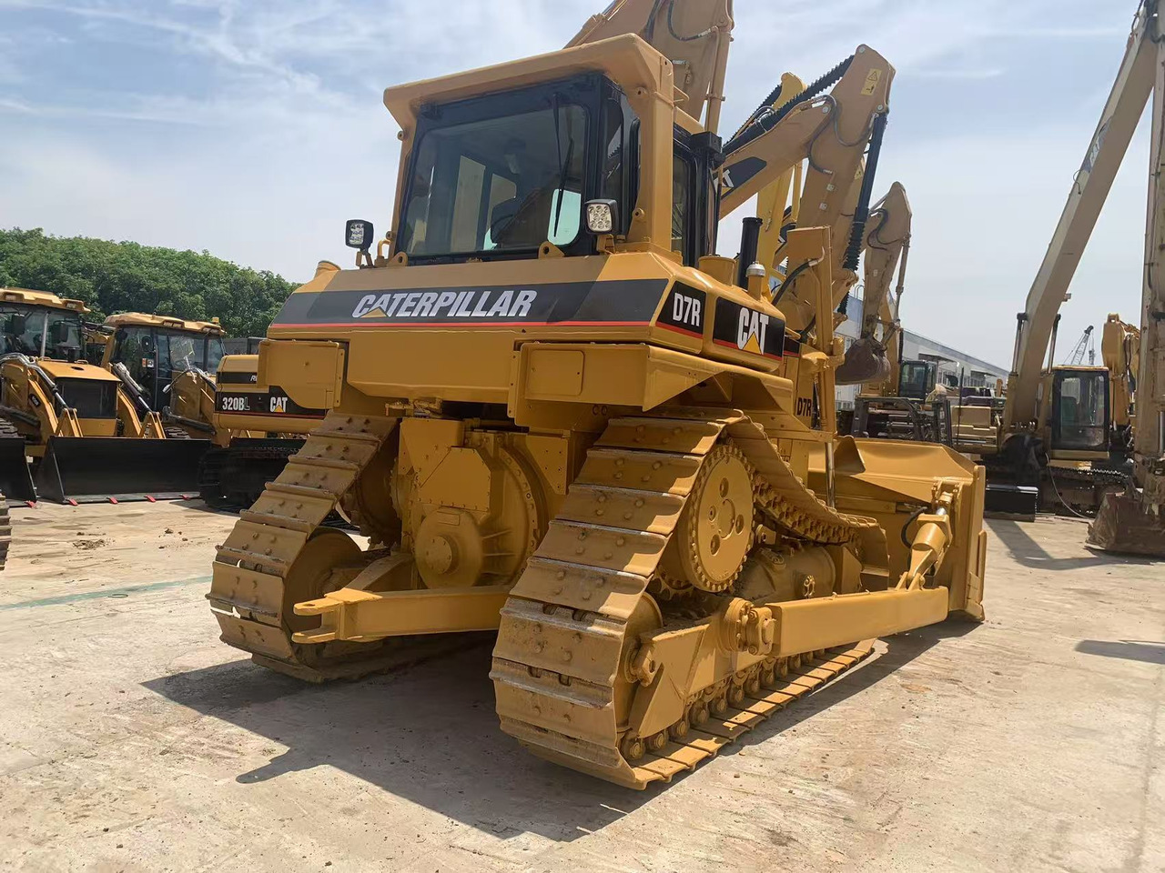 Caterpillar Tracked Tractor CAT D6R, D7R, D8R with Triangle Track - Bulldozer: photos 4 Caterpillar Tracked Tractor CAT D6R, D7R, D8R with Triangle Track - Bulldozer: photos 4
