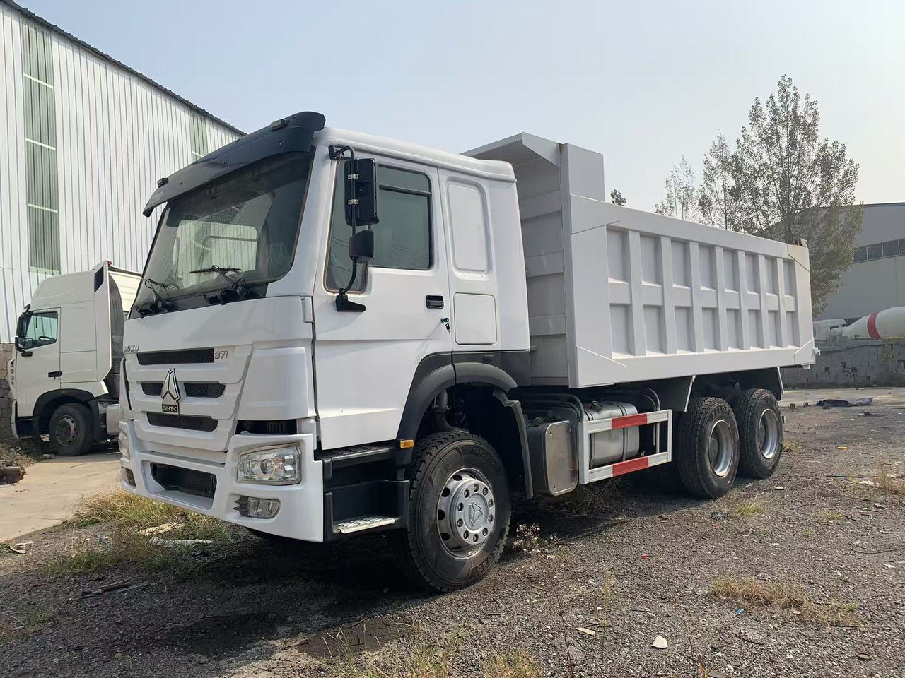Howo Heavy-Duty 371HP Howo 6×4 Dump Truck 18.5T Payload 14-18m³ U-Shaped Body with ABS - Camion benne: photos 2 Howo Heavy-Duty 371HP Howo 6×4 Dump Truck 18.5T Payload 14-18m³ U-Shaped Body with ABS - Camion benne: photos 2