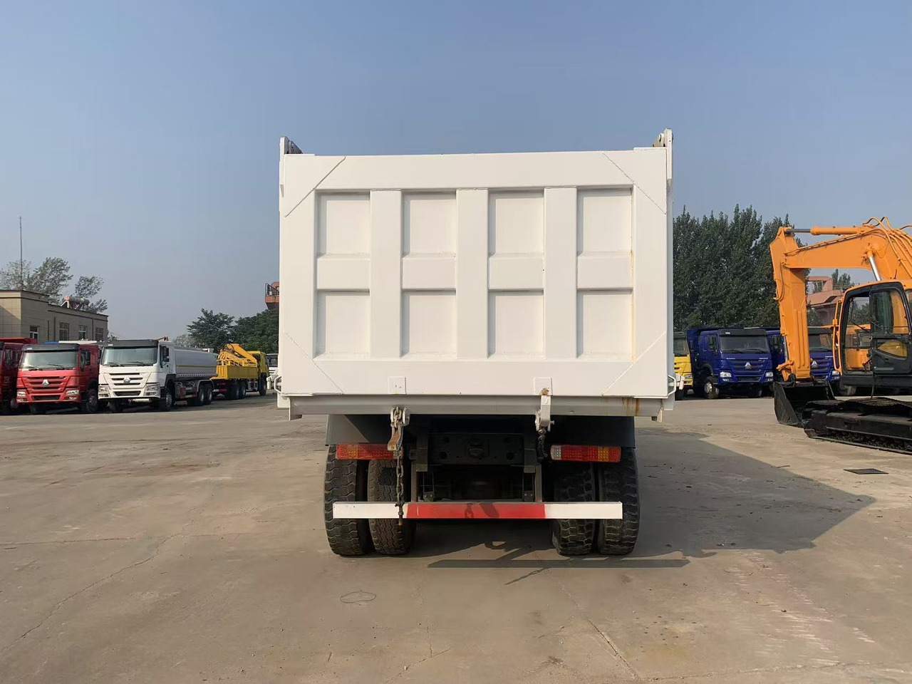Howo Heavy-Duty 8x4 Howo Dump Truck 460HP/510HP 24.2T Payload 40T GVW ABS Brake - Camion benne: photos 4 Howo Heavy-Duty 8x4 Howo Dump Truck 460HP/510HP 24.2T Payload 40T GVW ABS Brake - Camion benne: photos 4