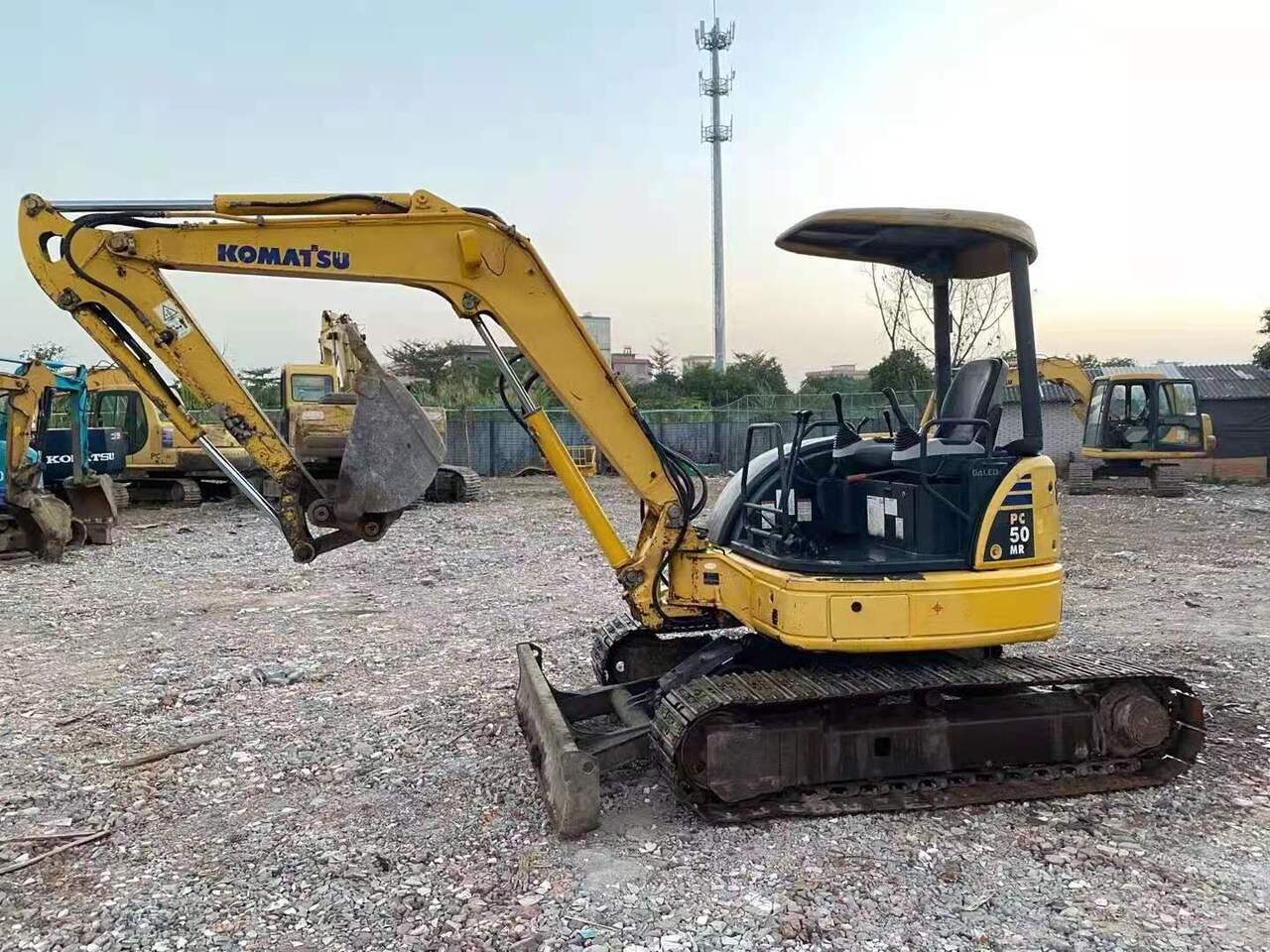 KOMATSU samll digger 5 ton excavatr Komatsu PC50MR with open cabin - Mini pelle: photos 1 KOMATSU samll digger 5 ton excavatr Komatsu PC50MR with open cabin - Mini pelle: photos 1