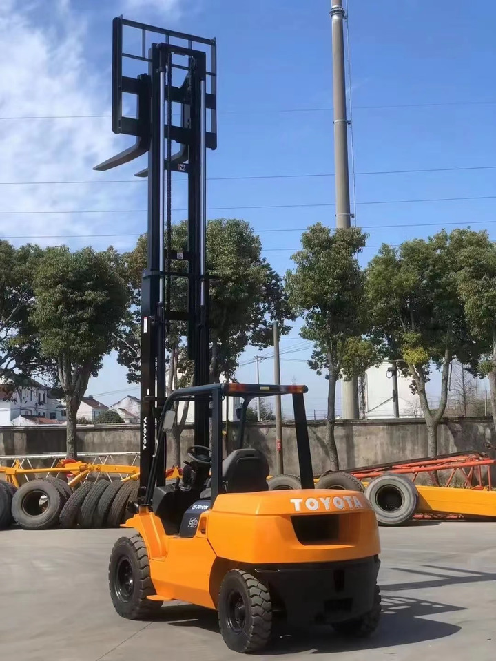 Toyota 5 ton Forklift Good Price FD50 with Side Shifter - Chariot élévateur diesel: photos 3 Toyota 5 ton Forklift Good Price FD50 with Side Shifter - Chariot élévateur diesel: photos 3
