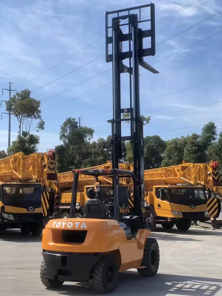 Toyota 5 ton Forklift Good Price FD50 with Side Shifter - Chariot élévateur diesel: photos 1 Toyota 5 ton Forklift Good Price FD50 with Side Shifter - Chariot élévateur diesel: photos 1