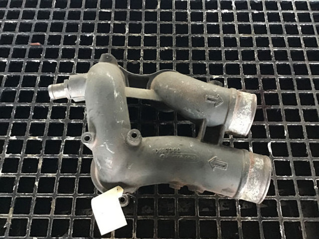 Liebherr Coolant pipe bend - Pièce de climatisation: photos 2 Liebherr Coolant pipe bend - Pièce de climatisation: photos 2