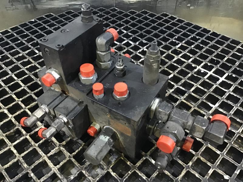 Liebherr Directional Control Valve - Valve hydraulique pour Engins de chantier: photos 1 Liebherr Directional Control Valve - Valve hydraulique pour Engins de chantier: photos 1