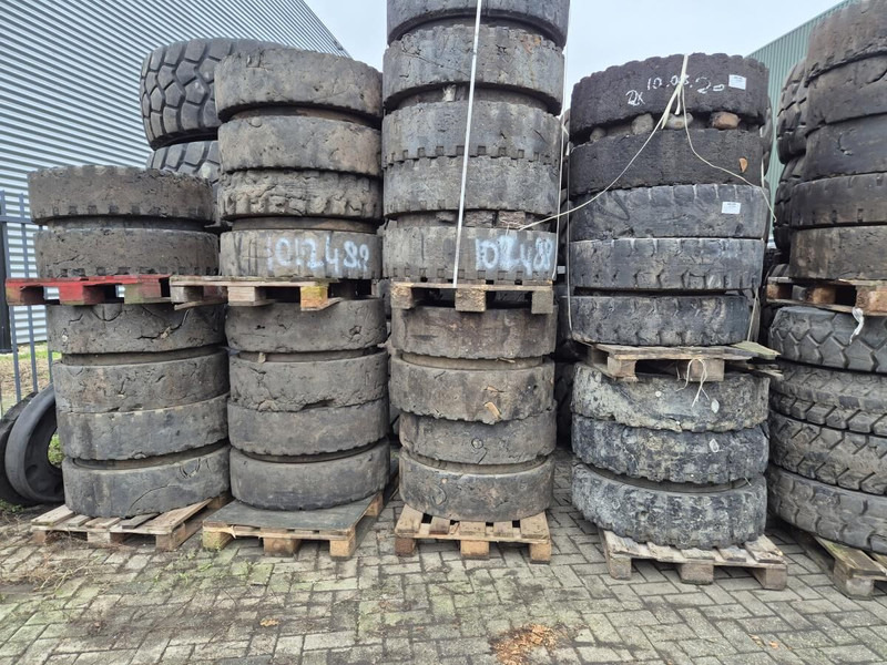 Liebherr Solid 10.00-20 - Pneu: photos 2 Liebherr Solid 10.00-20 - Pneu: photos 2