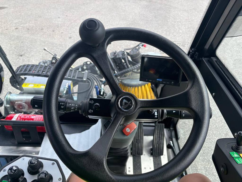 Crédit-bail de Mathieu MC-210 Azura Flex Street Sweeper Mathieu MC-210 Azura Flex Street Sweeper: photos 17 Crédit-bail de Mathieu MC-210 Azura Flex Street Sweeper Mathieu MC-210 Azura Flex Street Sweeper: photos 17