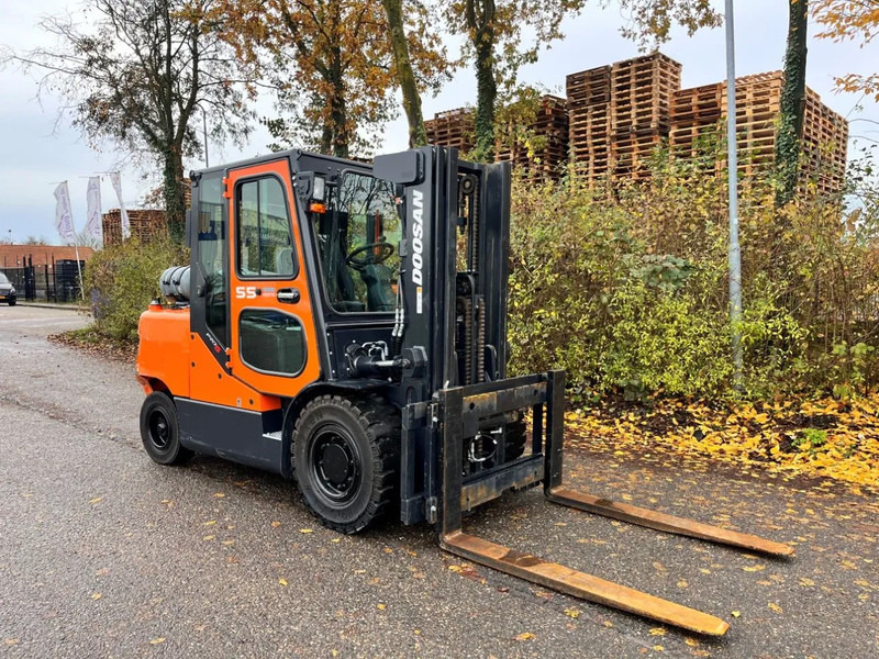 Doosan G55C-5 1593 HOURS - Chariot élévateur à gaz: photos 3 Doosan G55C-5 1593 HOURS - Chariot élévateur à gaz: photos 3