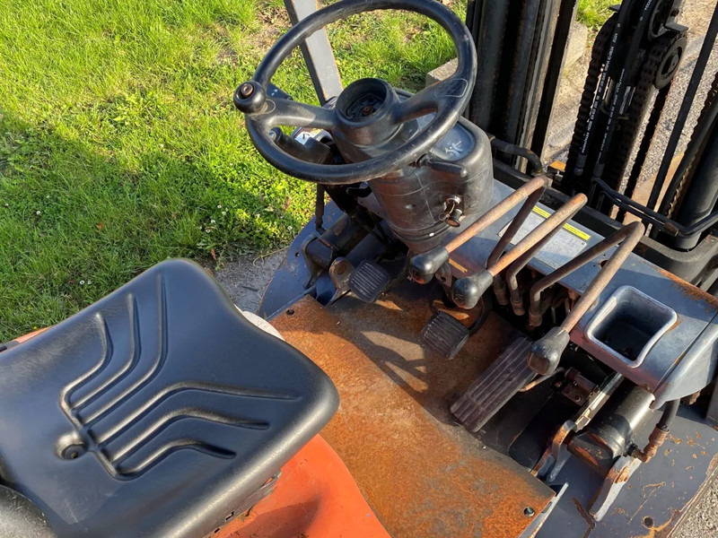 Chariot élévateur à gaz Toyota 42-6FGF25: photos 12 Chariot élévateur à gaz Toyota 42-6FGF25: photos 12