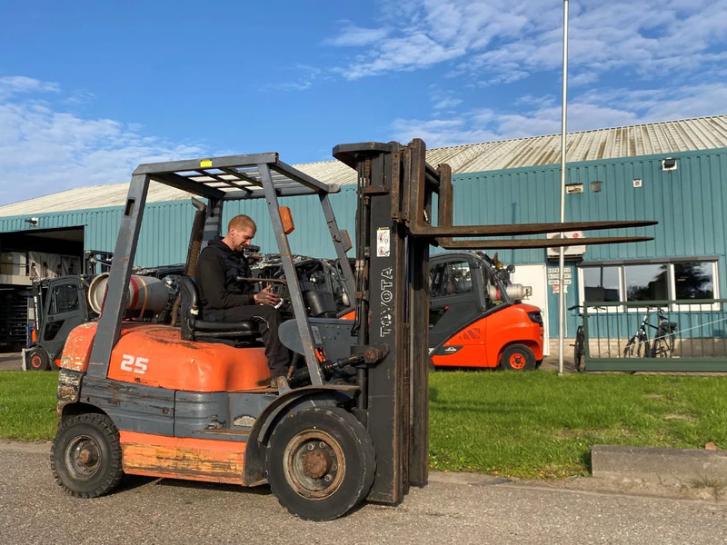 Chariot élévateur à gaz Toyota 42-6FGF25: photos 6 Chariot élévateur à gaz Toyota 42-6FGF25: photos 6