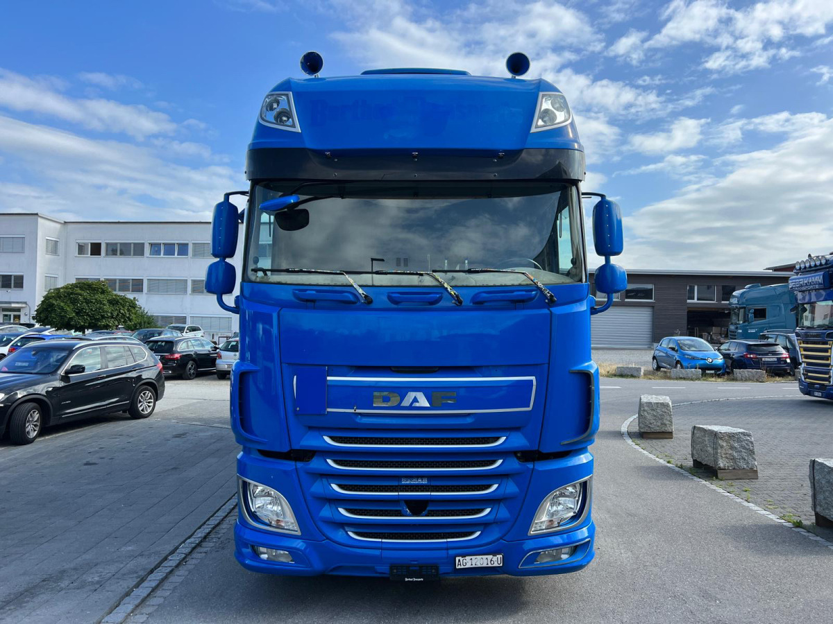 DAF XF510 6x2 - Camion à rideaux coulissants: photos 2 DAF XF510 6x2 - Camion à rideaux coulissants: photos 2