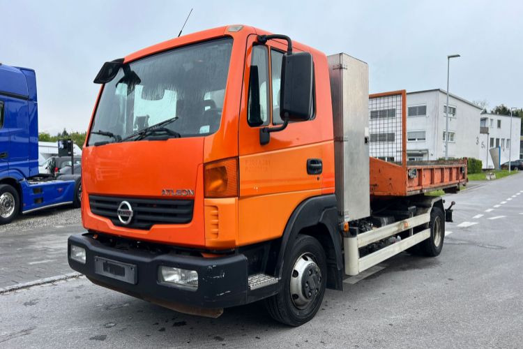 Nissan Atleon 80.19 4x2 Hooklift - Camion ampliroll: photos 2 Nissan Atleon 80.19 4x2 Hooklift - Camion ampliroll: photos 2