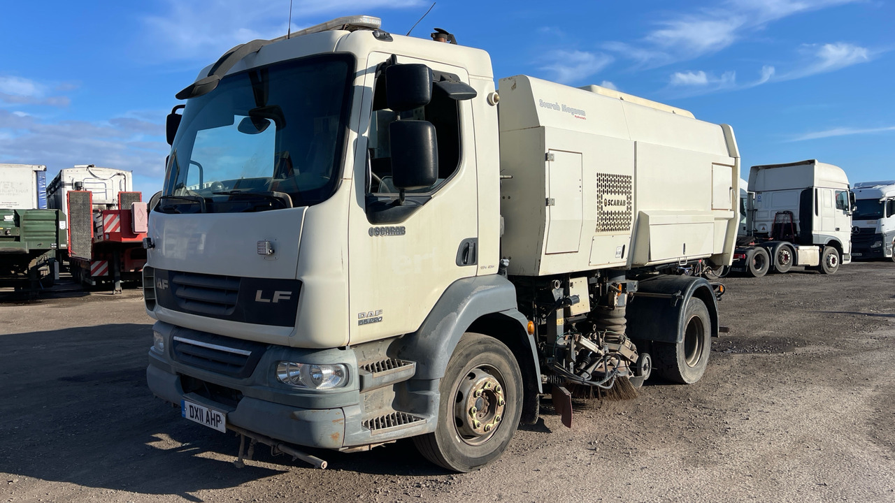 DAF LF 55.220 - Balayeuse de voirie: photos 2 DAF LF 55.220 - Balayeuse de voirie: photos 2