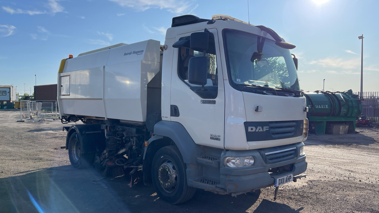 DAF LF 55.220 - Balayeuse de voirie: photos 1 DAF LF 55.220 - Balayeuse de voirie: photos 1