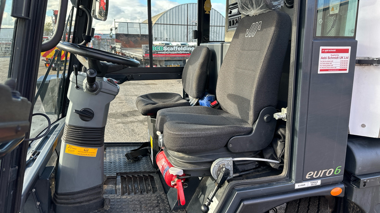 SCHMIDT SWINGO 200 - Balayeuse de voirie: photos 5 SCHMIDT SWINGO 200 - Balayeuse de voirie: photos 5