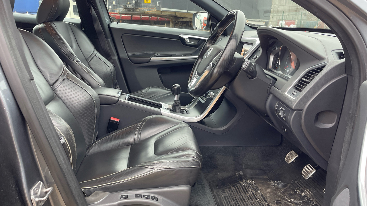 VOLVO XC60 D5 R-Design Lux Nav AWD - Voiture break: photos 5 VOLVO XC60 D5 R-Design Lux Nav AWD - Voiture break: photos 5