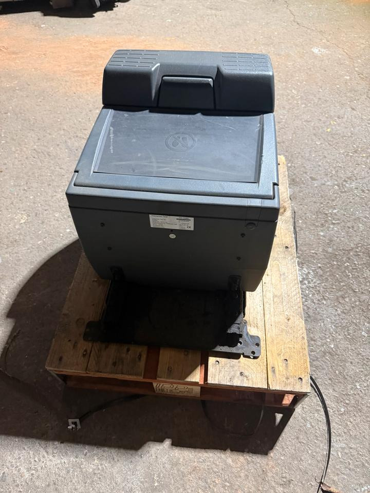 MAN TGA Kühlschrank 81.63910.6016 - Cabine et intérieur pour Camion: photos 2 MAN TGA Kühlschrank 81.63910.6016 - Cabine et intérieur pour Camion: photos 2