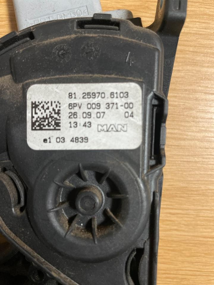 MAN TGX Gaspedal 81.259706103 - Pédale pour Camion: photos 2 MAN TGX Gaspedal 81.259706103 - Pédale pour Camion: photos 2