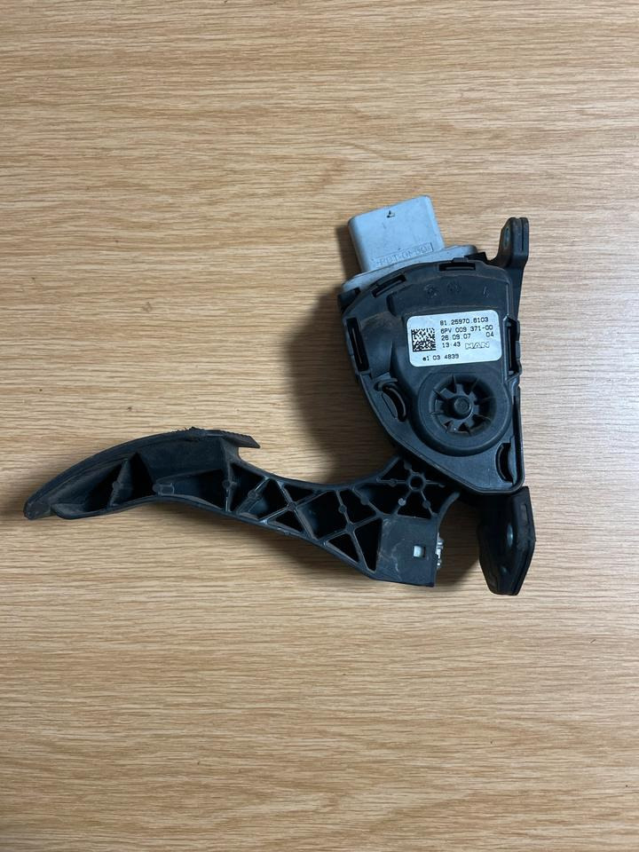 MAN TGX Gaspedal 81.259706103 - Pédale pour Camion: photos 1 MAN TGX Gaspedal 81.259706103 - Pédale pour Camion: photos 1