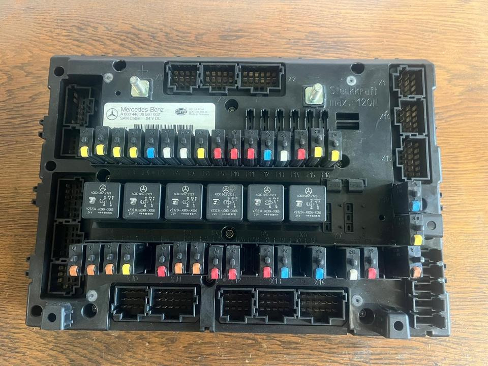 Mercedes Actros MP4 SAM Cabin Sicherungskasten A0004469658 - Fusible pour Camion: photos 2 Mercedes Actros MP4 SAM Cabin Sicherungskasten A0004469658 - Fusible pour Camion: photos 2