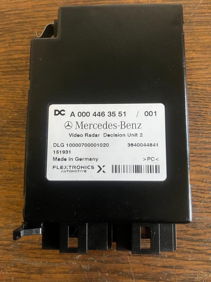Mercedes Actros MP4 Video Radar Steuergerät A0004463551 - Bloc de gestion pour Camion: photos 3 Mercedes Actros MP4 Video Radar Steuergerät A0004463551 - Bloc de gestion pour Camion: photos 3