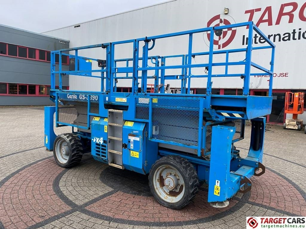 Genie GS-3390RT Diesel 4x4 Scissor Work Lift 1206cm - Nacelle ciseaux: photos 4 Genie GS-3390RT Diesel 4x4 Scissor Work Lift 1206cm - Nacelle ciseaux: photos 4