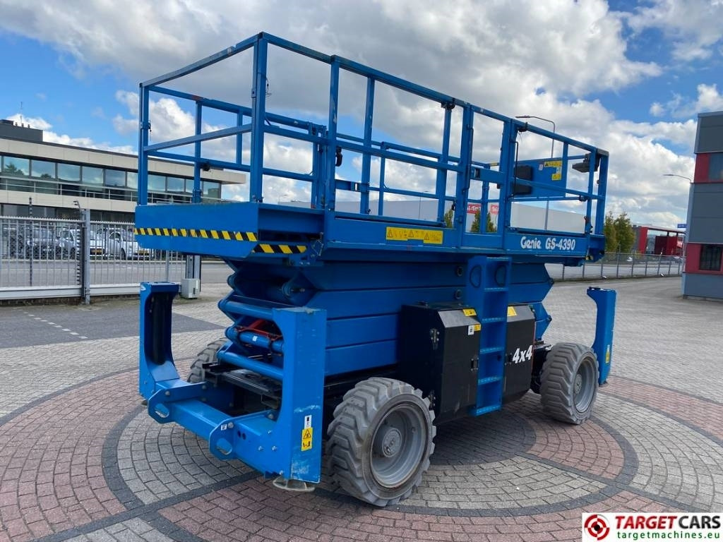 Genie GS-4390 RT LPG Scissor 4x4 Work Lift 1511cm - Nacelle ciseaux: photos 3 Genie GS-4390 RT LPG Scissor 4x4 Work Lift 1511cm - Nacelle ciseaux: photos 3