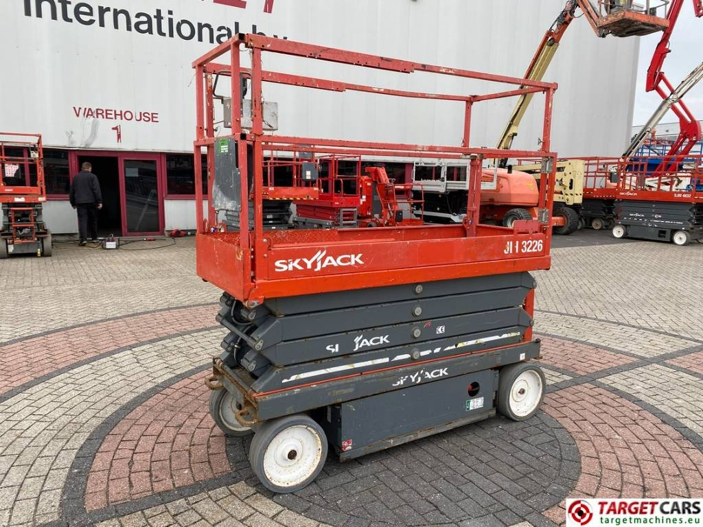 SkyJack SJIII-3226 Electric 3226 Scissor Work Lift 990cm - Nacelle ciseaux: photos 1 SkyJack SJIII-3226 Electric 3226 Scissor Work Lift 990cm - Nacelle ciseaux: photos 1