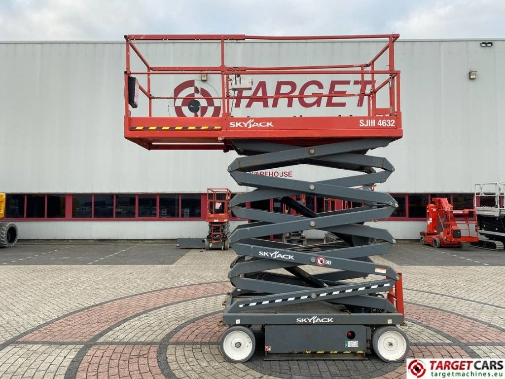 SkyJack SJIII-4632 Electric 4632 Scissor Work Lift 1170cm - Nacelle ciseaux: photos 5 SkyJack SJIII-4632 Electric 4632 Scissor Work Lift 1170cm - Nacelle ciseaux: photos 5