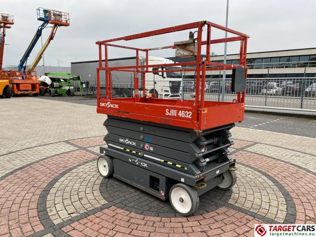 SkyJack SJIII-4632 Electric 4632 Scissor Work Lift 1170cm - Nacelle ciseaux: photos 2 SkyJack SJIII-4632 Electric 4632 Scissor Work Lift 1170cm - Nacelle ciseaux: photos 2