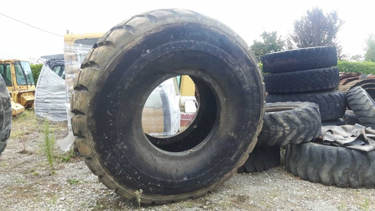 BRIDGESTONE 29/5R35 Pneumatici 29.5R35 in buone condizioni - Pneu pour Engins de chantier: photos 3 BRIDGESTONE 29/5R35 Pneumatici 29.5R35 in buone condizioni - Pneu pour Engins de chantier: photos 3