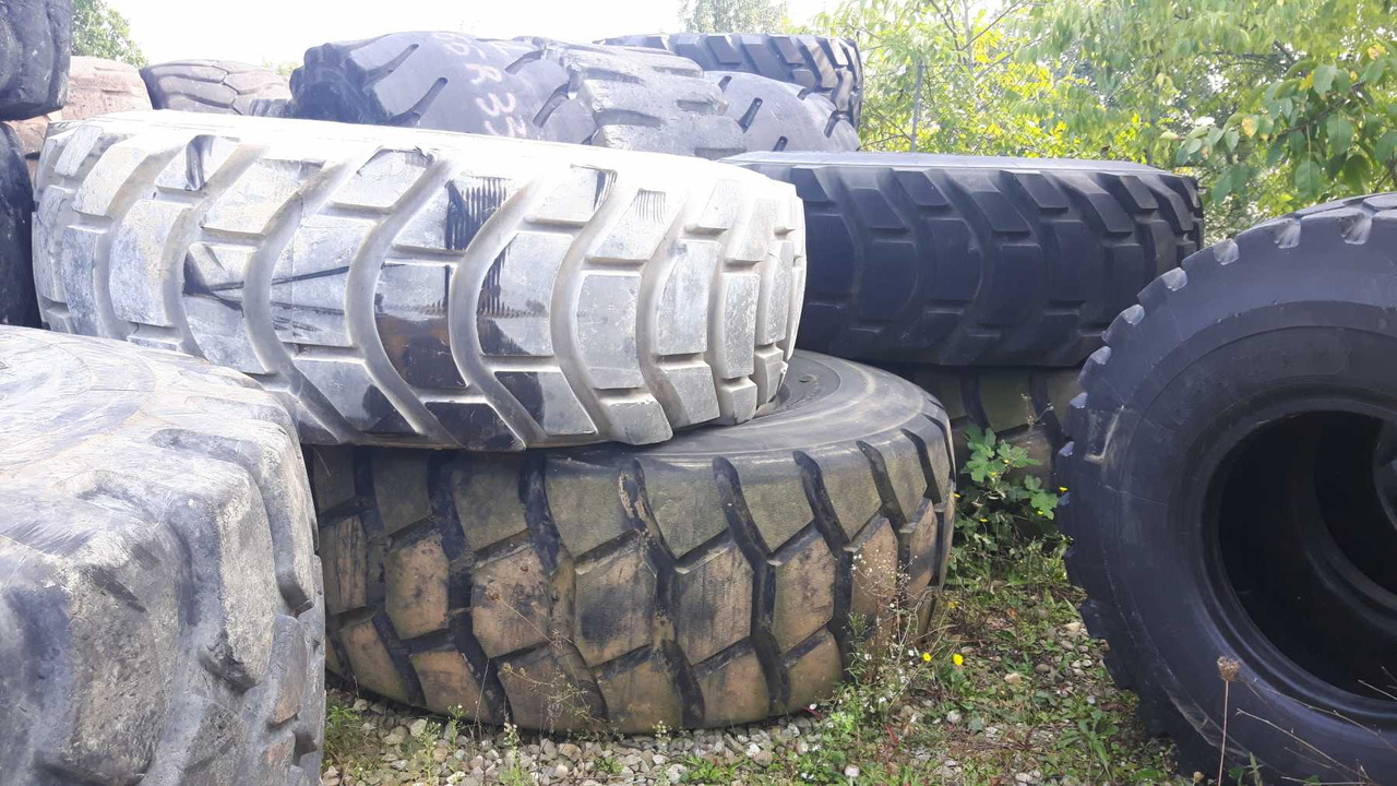 BRIDGESTONE 29/5R35 Pneumatici 29.5R35 in buone condizioni - Pneu pour Engins de chantier: photos 1 BRIDGESTONE 29/5R35 Pneumatici 29.5R35 in buone condizioni - Pneu pour Engins de chantier: photos 1